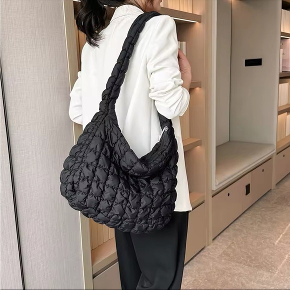 Quilted black crossbody bag - Picture 2 of 5